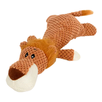 Orangefarbener Plüschlöwe mit flauschiger Mähne, brauner Nase und hellem Netzstoff an Schnauze und Pfote, freigestellt auf weißem Hintergrund. 6