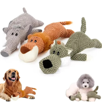 Elefant, Löwe und Wolf als Plüschtiere liegen nebeneinander, darunter ein Golden Retriever und ein Pudel, die mit den Spielzeugen kuscheln. 3