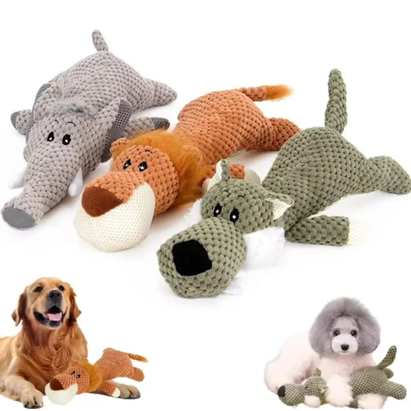 Elefant, Löwe und Wolf als Plüschtiere liegen nebeneinander, darunter ein Golden Retriever und ein Pudel, die mit den Spielzeugen kuscheln. 3