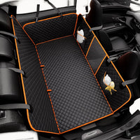 Schwarze Auflage mit orangefarbener Einfassung im Auto von oben, mit Netztaschen an der Seite und Haltegurten. 8