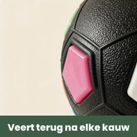 Detailaufnahme der griffigen, genoppten Oberfläche des schwarzen Balls mit einem eingelassenen rosa Feld im Vordergrund. 4