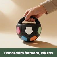 Eine Hand hält den schwarzen Ball mit bunten Feldern am Griff und zeigt so das handliche Format. 5